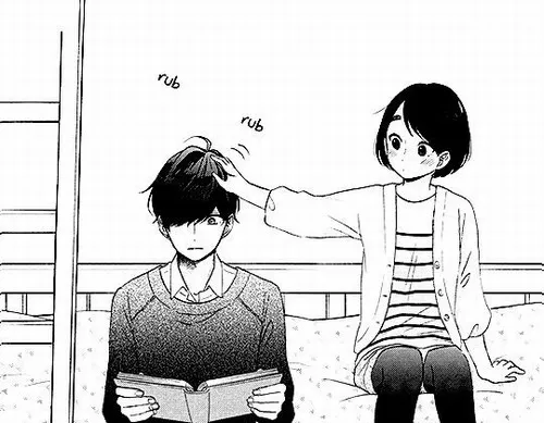 Ảnh chế vuốt tóc nhẹ tạo khoảnh khắc an ủi ấm áp.