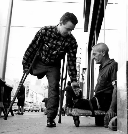 Ảnh vui gợi ký ức cũ qua ánh mắt buồn sâu.