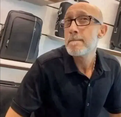 Ảnh troll gương mặt nghi ngại giữa tình huống mập mờ