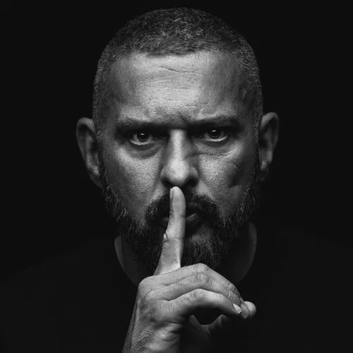 35 Ảnh vui suỵt nhẹ, caption “hông nói đâu nha”.