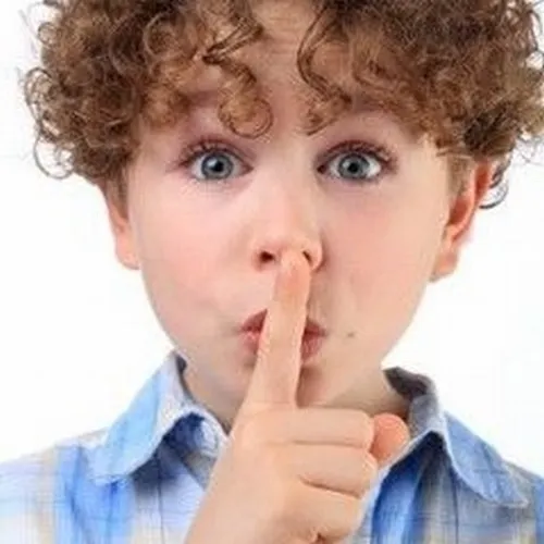 43 Meme suỵt nhẹ nhàng, nụ cười nửa miệng tinh tế.