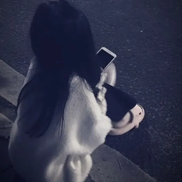 Avatar Instagram hot girl lạnh tông vintage