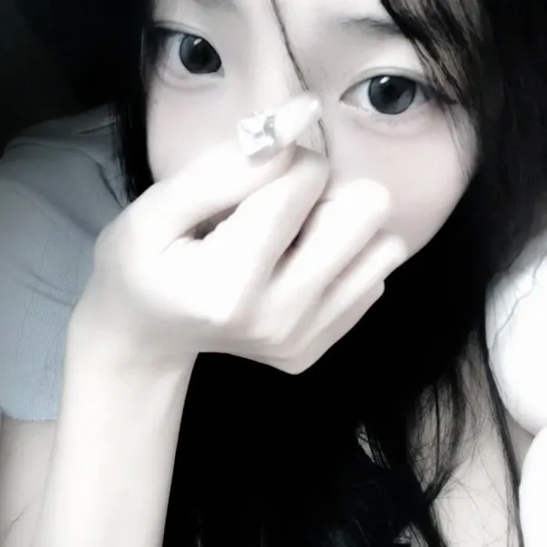 Ảnh avatar Facebook thiếu nữ đáng yêu nghiêng đầu