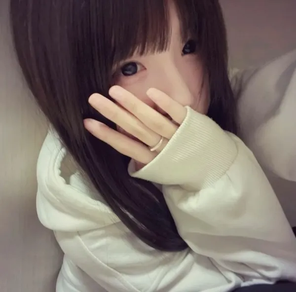 Ảnh trang cá nhân thiếu nữ cute chill ngoài trời