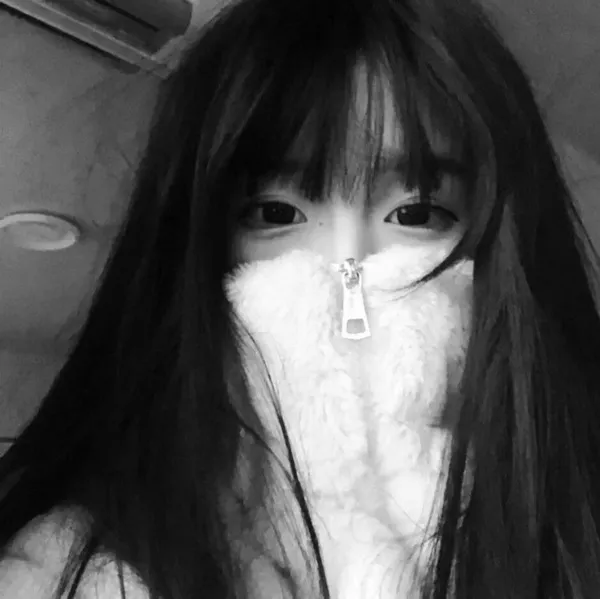 Ảnh trang cá nhân nàng xinh xắn nhìn nghiêng