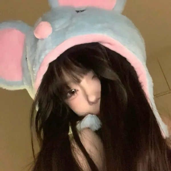 Ảnh avatar Facebook cô nàng cute, tóc bay nhẹ