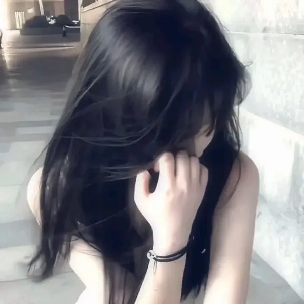 Ảnh đại diện gái xinh ngầu vibe tối giản