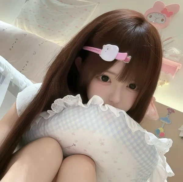 Ảnh avatar Facebook cô nàng xinh xắn cười khẽ