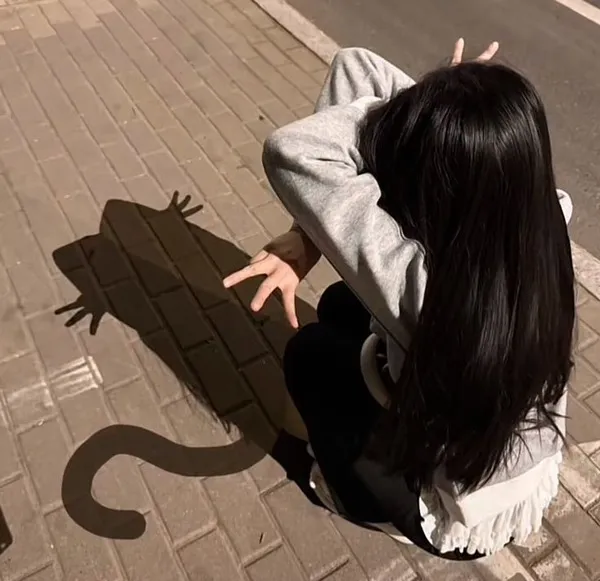 Avatar Instagram gái xinh ngầu, dáng nghiêng nhẹ