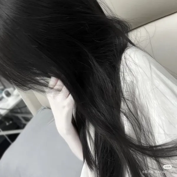 Ảnh hiển thị cô nàng ngầu, ánh mắt xa vời