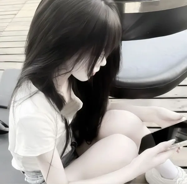 Hình đại diện Zalo gái xinh ngầu ánh sáng ngược