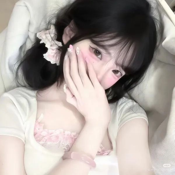 Ảnh đại diện cô nàng cute, dáng ngồi nghệ