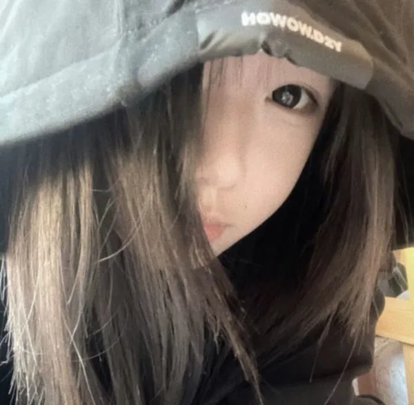 Ảnh avatar Facebook người đẹp lạnh ánh đèn vàng