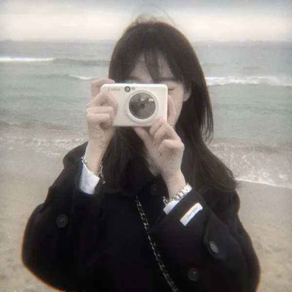 Ảnh hiển thị cô gái lạnh vibe nghệ thuật