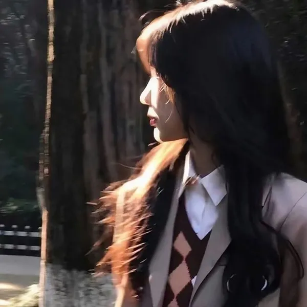 Hình profile mỹ nhân cute ánh vàng nhẹ