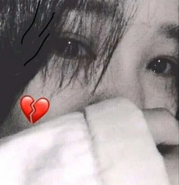 Ảnh profile bạn gái khóc nhẹ, lòng nặng vẽ cảm xúc kiểu anime