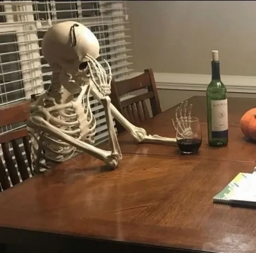 Ảnh vui bộ xương ngồi buồn bã