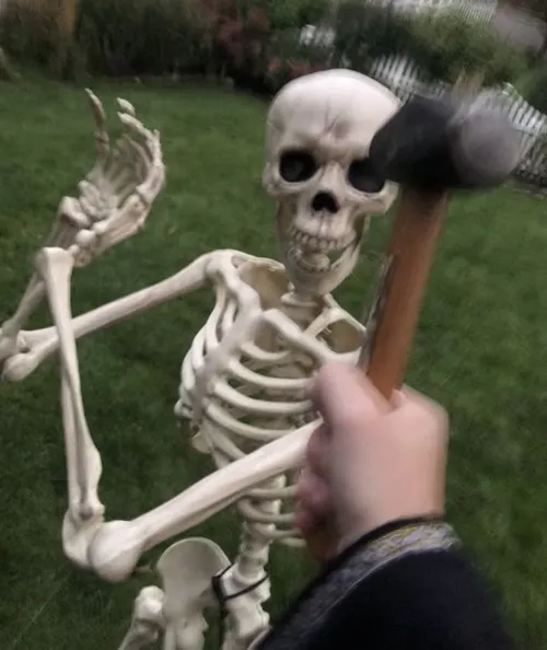 Hình chế bộ xương làm việc quá tải