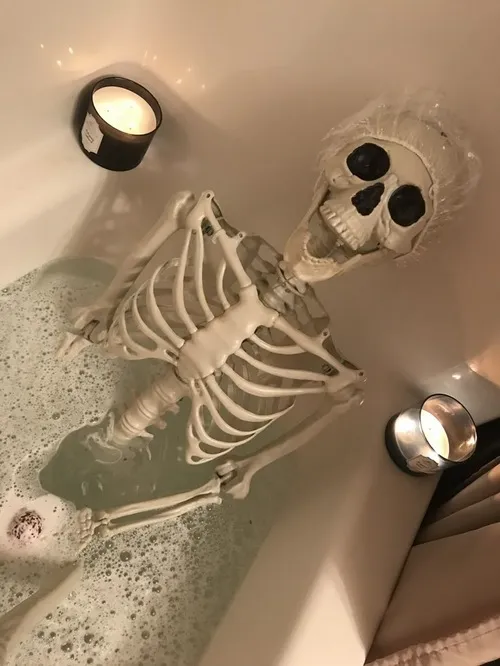 Hình chế bộ xương đang tắm