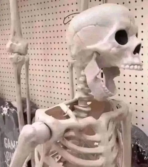 Hình chế bộ xương bị troll tới chết