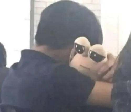 Hình chế cô đơn, ánh nhìn mờ nhòe.