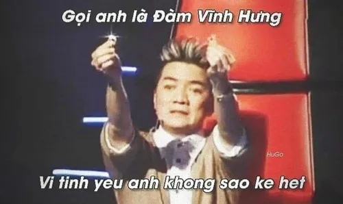 Ảnh vui ca sĩ gạo cội nhìn thẳng máy quay đầy biểu cảm.