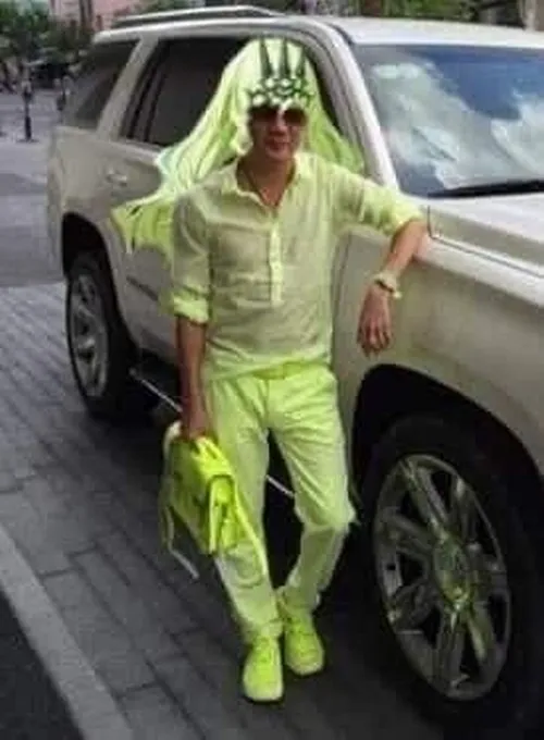 Ảnh troll anh Hưng trong hậu trường show diễn đèn mờ.