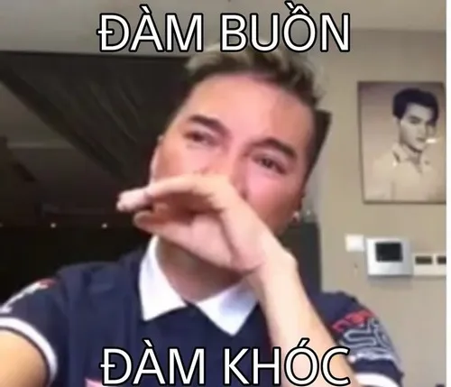 Ảnh chế Hưng Idol nhìn xuống cốc nước như triết lý đời.