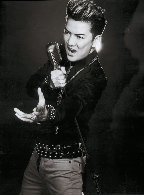 Ảnh troll sếp Hưng vừa cười vừa lườm cực iconic.