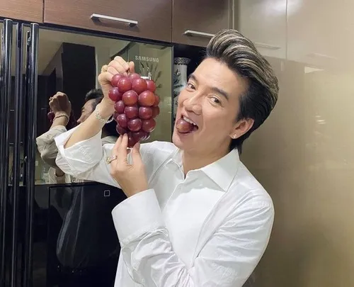 Meme Đàm ca liếc nhẹ, caption “ừ rồi sao nữa?”.