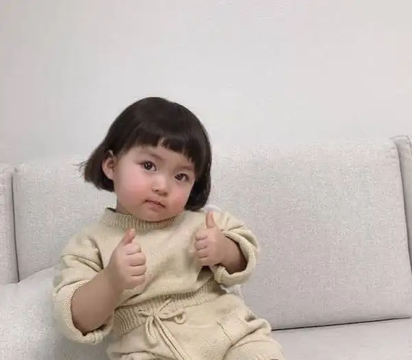 Bé gái giơ tay like đáng yêu