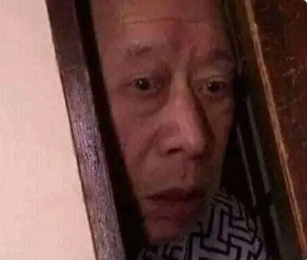 Meme Tokuda hé cửa nhìn lén