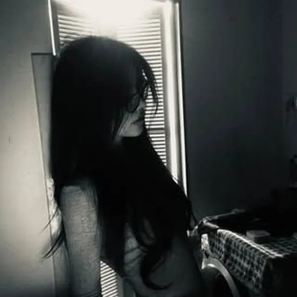 Ảnh trang cá nhân cô đơn, nhìn xa xăm