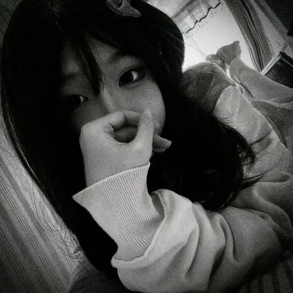 Ảnh trang cá nhân LinkedIn ảnh đen trắng con bé trầm tư