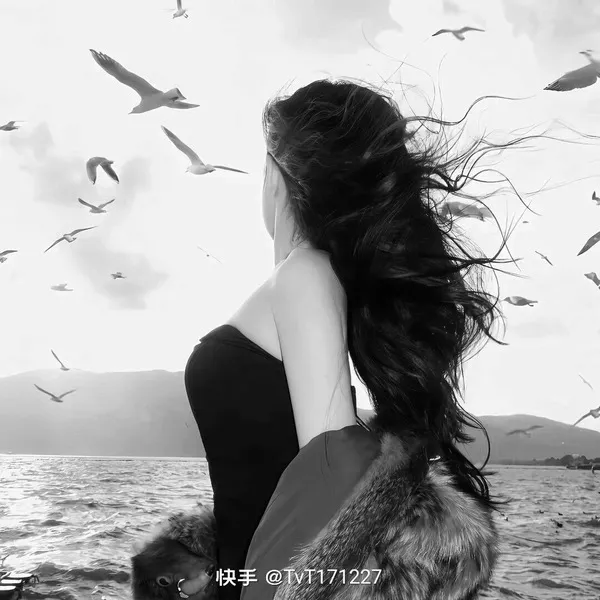 Ảnh hiển thị X ảnh đen trắng thiếu nữ buồn tinh tế