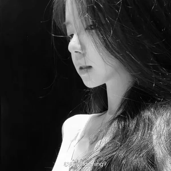 Avatar Facebook ảnh đen trắng cô em cô đơn