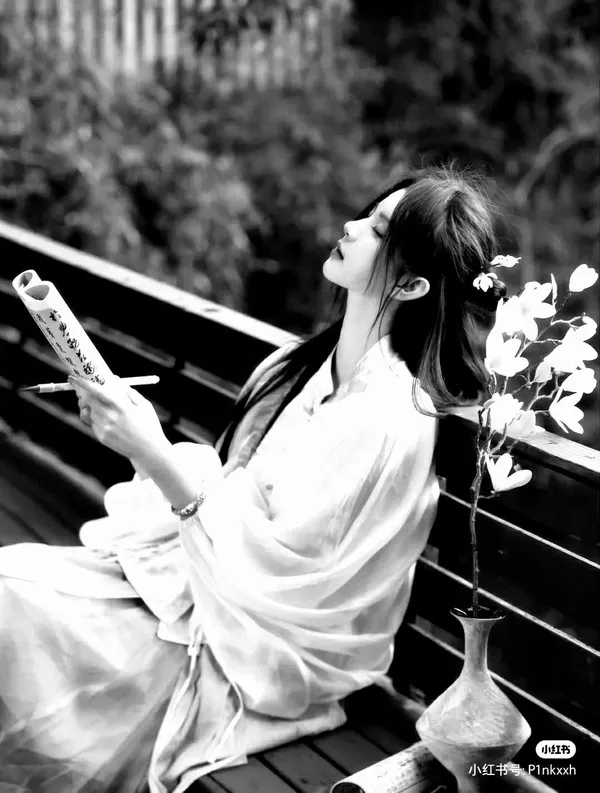 Hình profile Threads ảnh đen trắng cô bạn trầm sâu