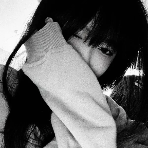 Ảnh hiển thị X ảnh đen trắng thiếu nữ trầm lặng