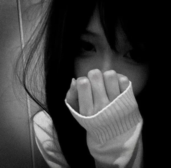 Avatar Facebook ảnh đen trắng cô gái lạnh lùng