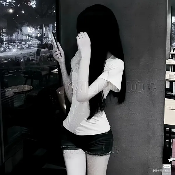 Hình profile Threads ảnh đen trắng nữ giới trầm lặng