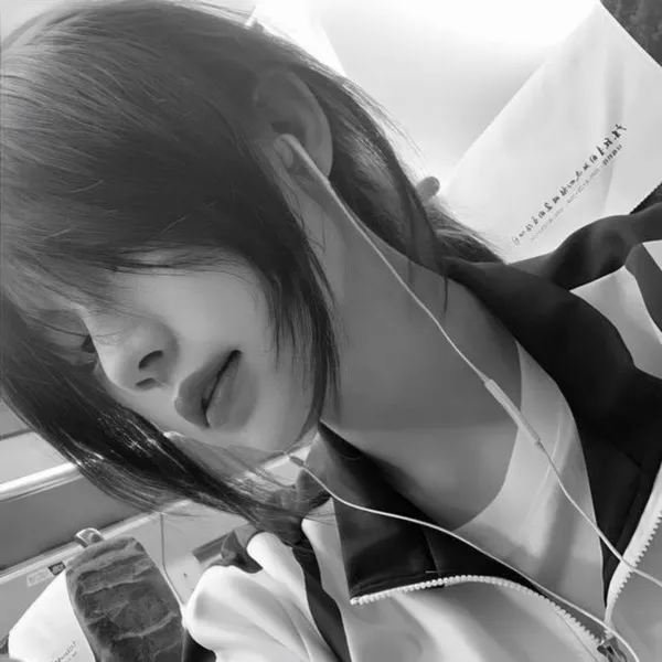 Hình đại diện Instagram ảnh đen trắng em gái cô đơn