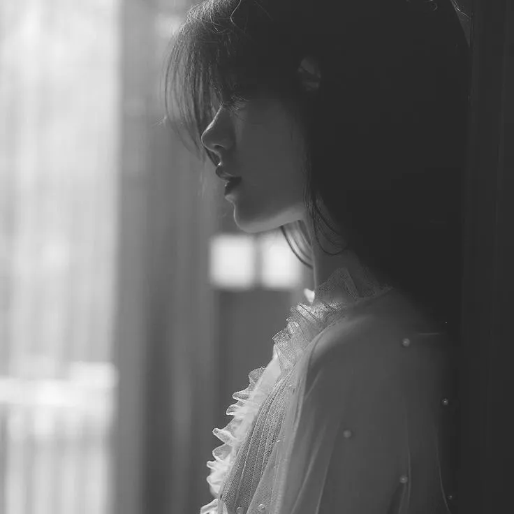 Ảnh trang cá nhân LinkedIn ảnh đen trắng con gái u tĩnh