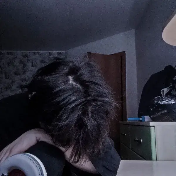 Avatar anime buồn ánh sáng yếu đổ dài