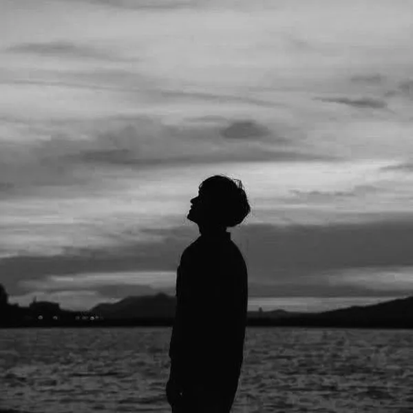 Avatar buồn vibe anime ánh xám bạc