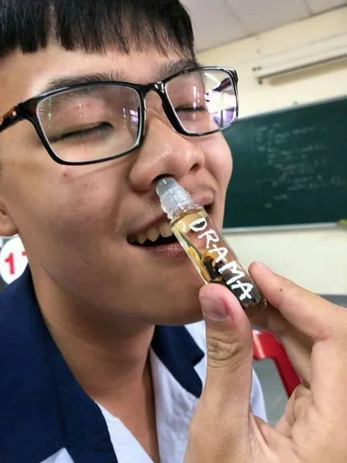 Meme ánh mắt soi mói từng chi tiết drama