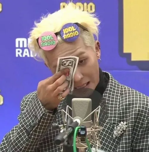 30+ Ảnh Meme Lau Nước Mắt: Ngôn ngữ biểu đạt nỗi buồn một cách hài hước của Gen Z