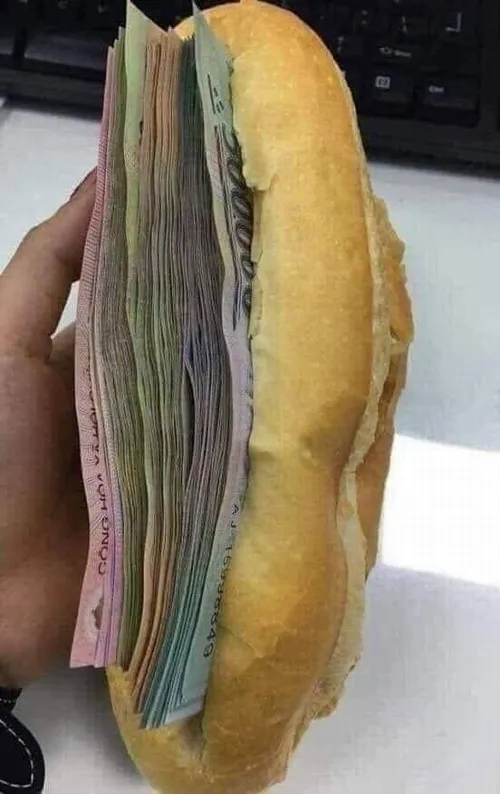 Bánh mì kẹp sấp tiền 500k