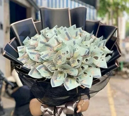 Meme bông hoa 500k – cầm tiền mà thấy oách liền.