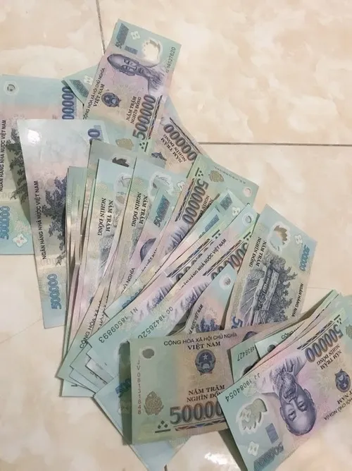 Ảnh chế 500 nghìn, ánh mắt người có tiền.