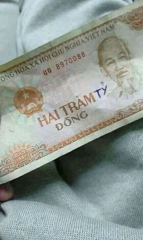 Meme hài hai trăm tỷ đồng, vừa buồn vừa mắc cười.